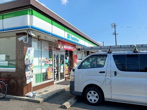 コンビニ　ファミリーマート（コンビニ）まで770m