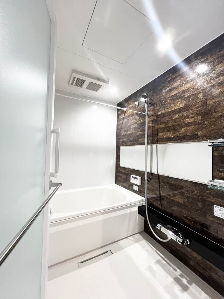 バス・シャワールーム　浴室乾燥機・追い焚き機能付き♪