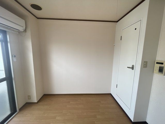 居室・リビング　同物件別室です。