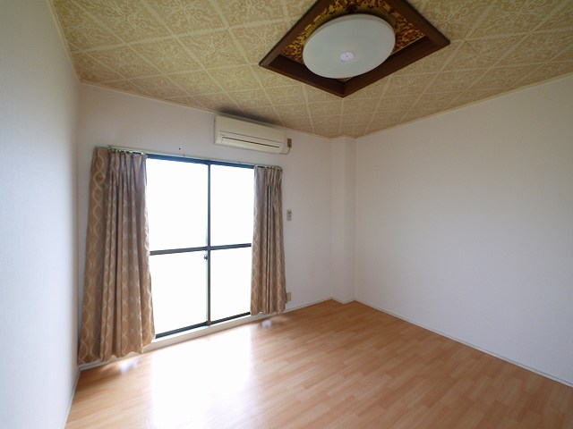 その他部屋・スペース　落ち着いた色調の寝室です