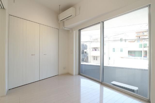 その他部屋・スペース　落ち着いた色調の寝室です