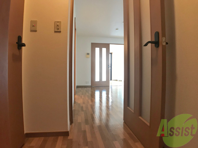 玄関　玄関からの目線です。すぐにリビングへと繋がっています。