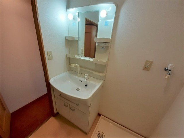 洗面設備　ゆったりとスペースのある洗面所