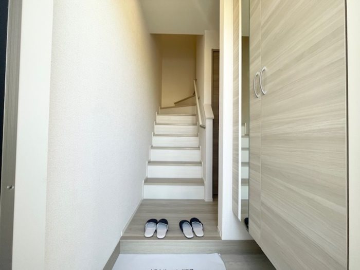 玄関　※別号室の写真です。