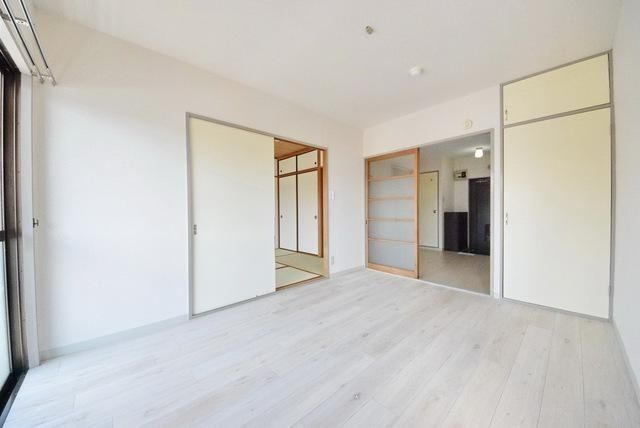 居室・リビング　二面採光の明るいリビング♪