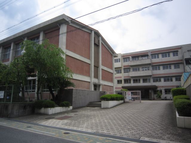 小学校　市立前山小学校（小学校）まで670m
