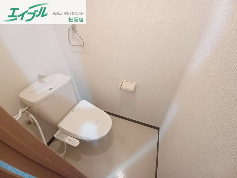 トイレ　同型反転産雇写真です。