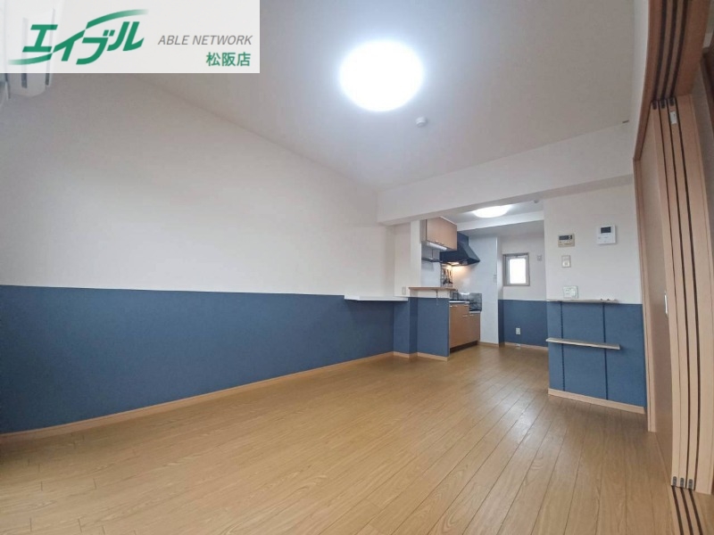 居室・リビング　同型反転産雇写真です。