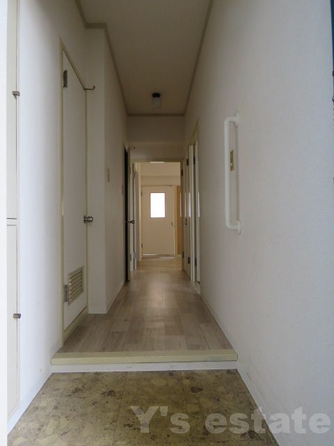 玄関　この写真の反転タイプです。