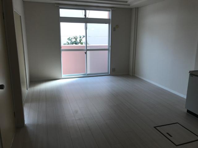 居室・リビング　室内