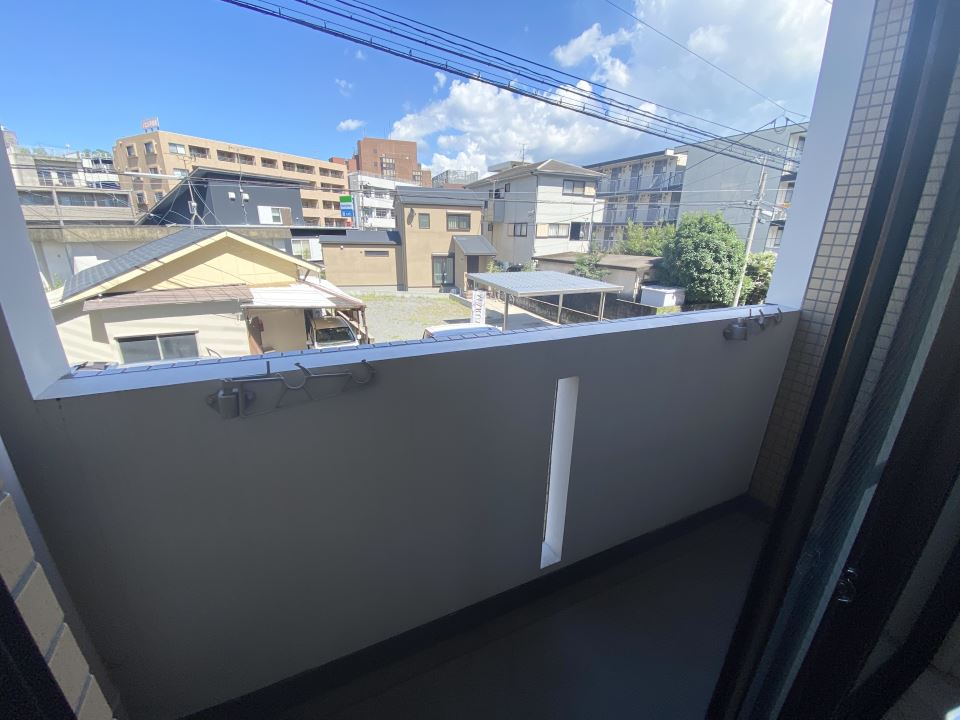バルコニー　１Ｆですが高床で通行人が気になりません！