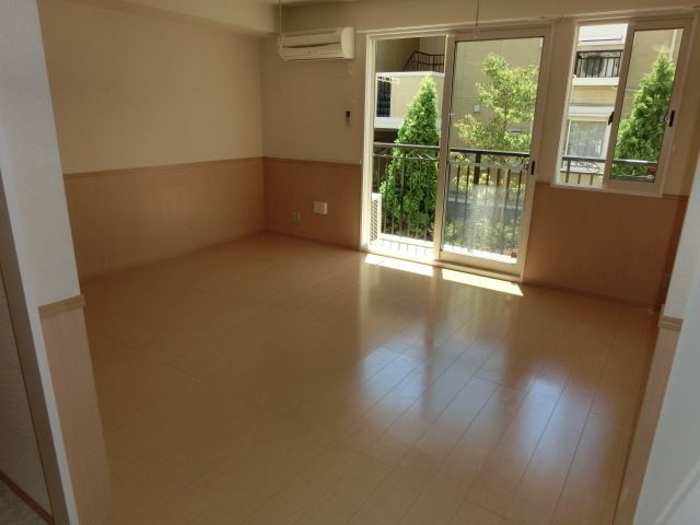 居室・リビング　明るいリビングです。