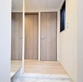 玄関　※別部屋の参考写真です。