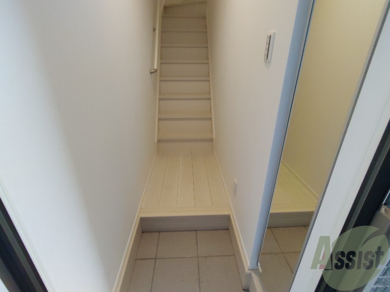 玄関　玄関からの様子です。綺麗なフローリングが広がっています。