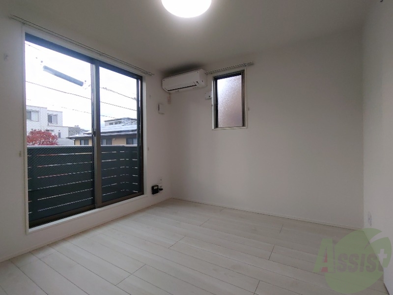 居室・リビング　広くきれいなリビングは明るい光も良く差します。