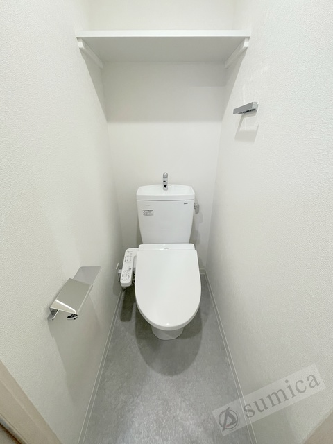 トイレ　人気アイテムの温水洗浄便座。清潔感のあるトイレです。