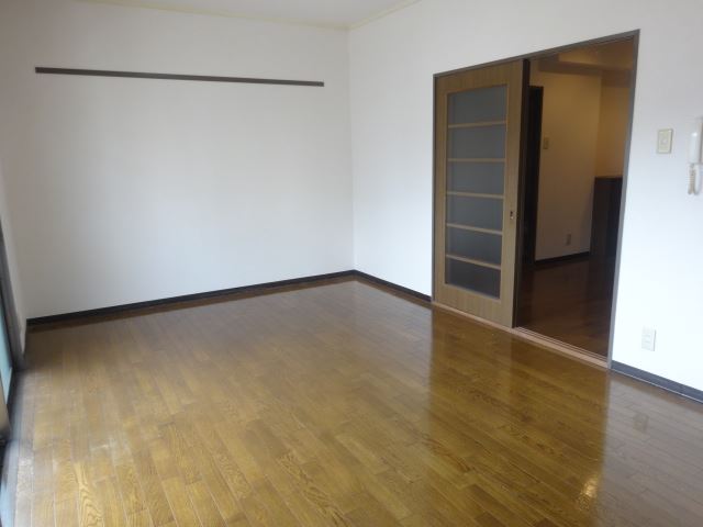 居室・リビング　キッチンとのドアは日が入りますよ