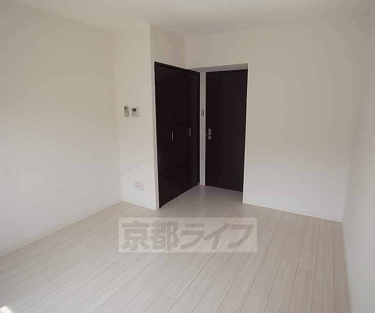 居室・リビング　南向き、白い床で明るい室内です。