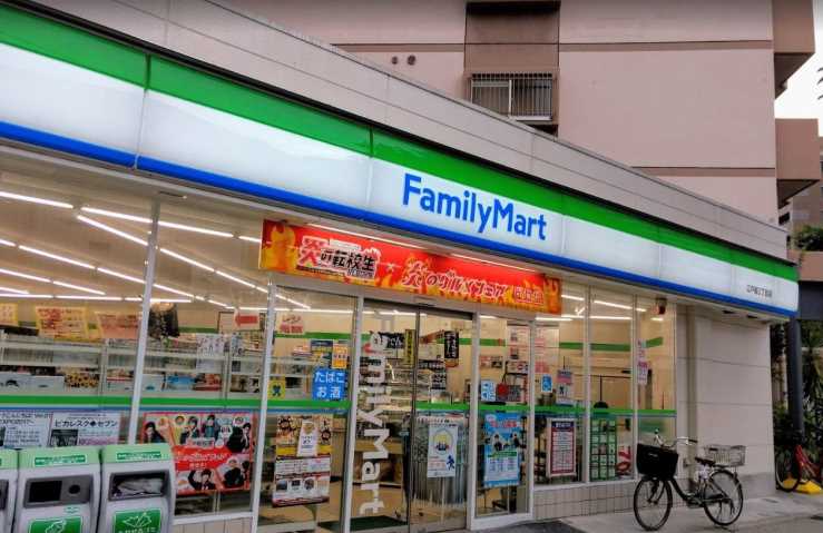 コンビニ　ファミリーマート（コンビニ）まで446m