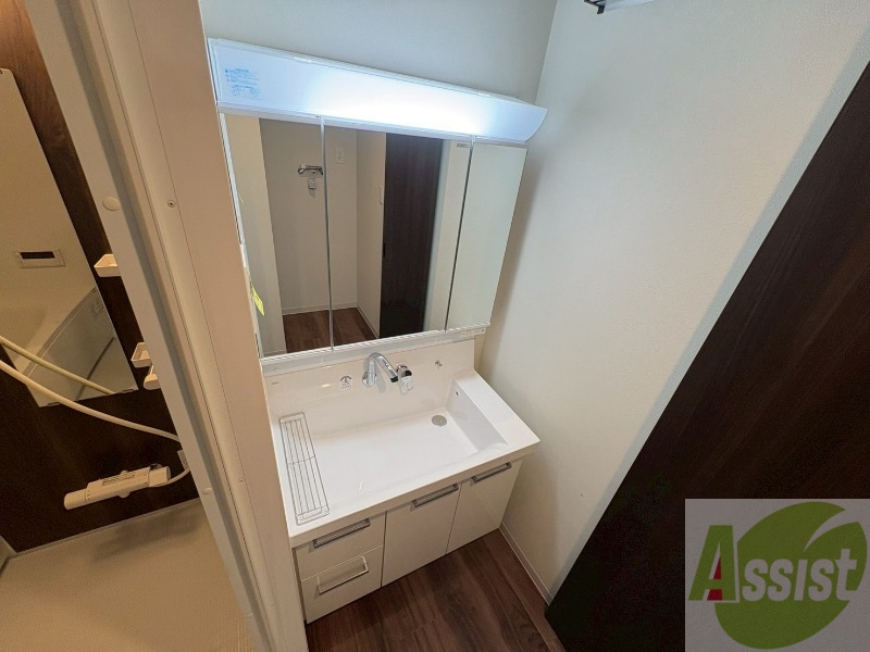 洗面設備　大きくて使いやすそうな独立洗面台になっています。