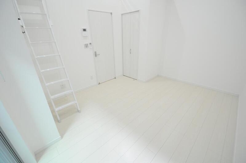 居室・リビング　白を基調にした明るいお部屋は清潔感ばっちし！