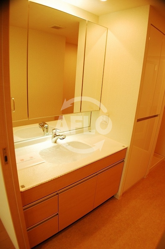 洗面設備　ローレルタワー難波　独立洗面台