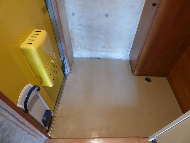 玄関　写真は103号(別タイプ)