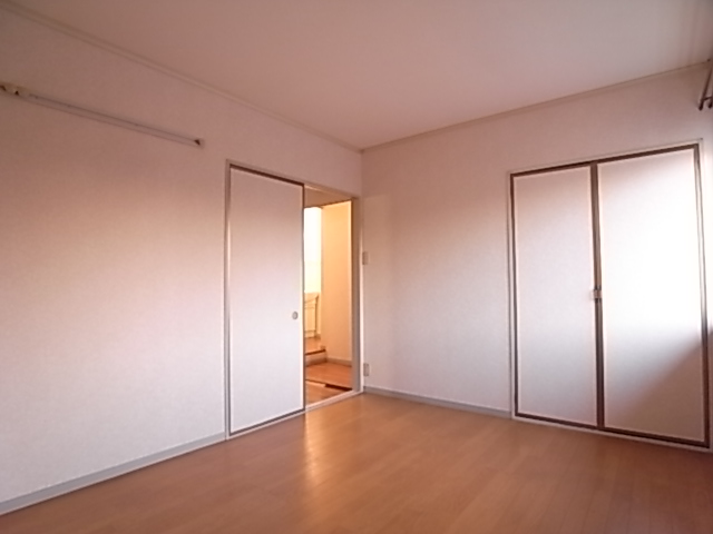 居室・リビング　オールフローリングのお部屋はお掃除も楽々です。