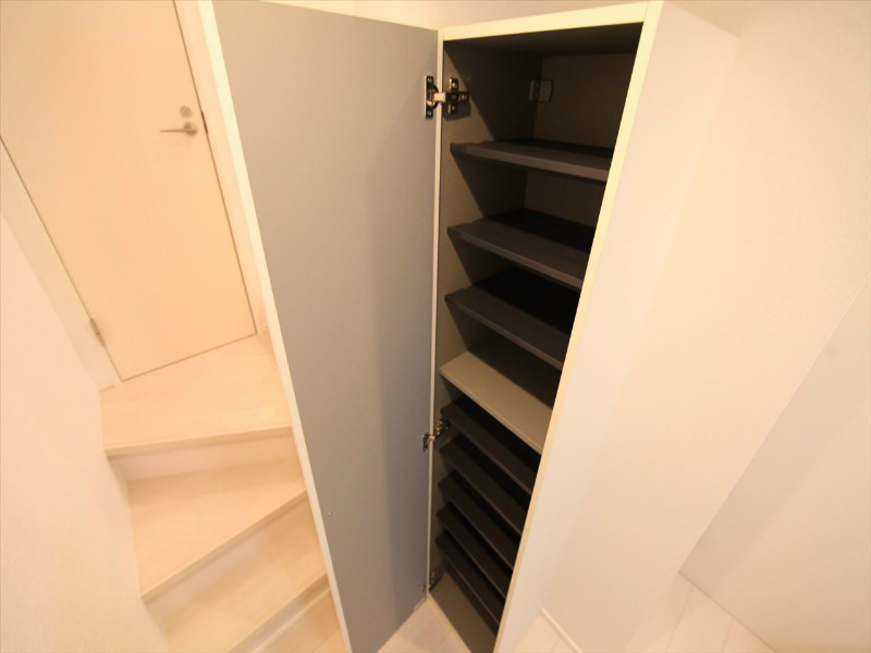 玄関　玄関　シューズボックス付（収納充実してます）同型写真