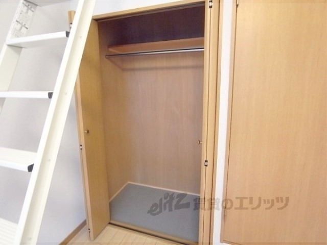 収納　長い服を吊る事も出来ます。