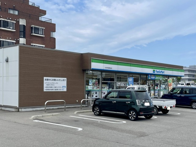 コンビニ　ファミリーマート小松市民病院前店（コンビニ）まで995m