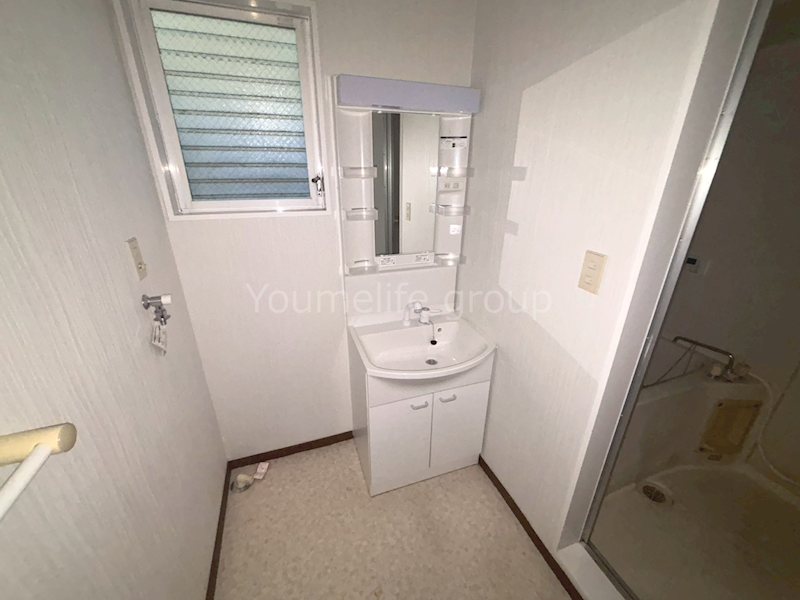 洗面設備　写真はクリーニング前になります。