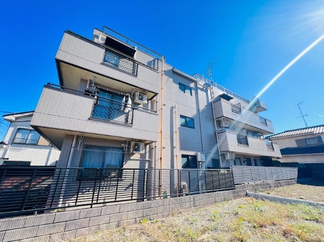 建物外観　商業施設の多い便利な好立地の学生マンション