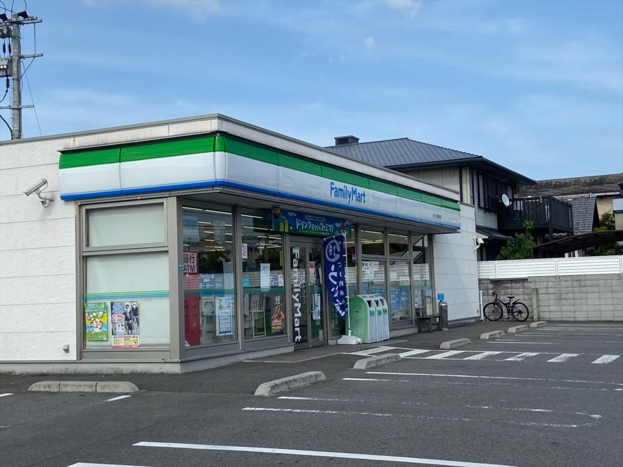 コンビニ　ファミリーマート（コンビニ）まで850m