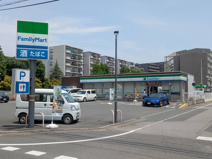 コンビニ　ファミリ－マ－ト（コンビニ）まで300m