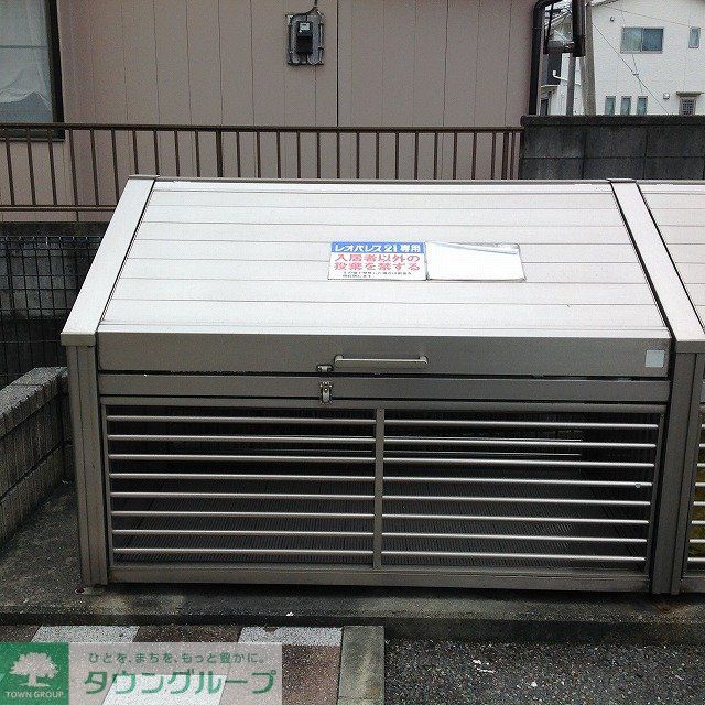 その他部屋・スペース　1階はフローリング、2階はじゅうたんです。