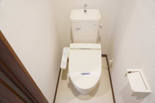 トイレ　温水洗浄便座の付いたトイレです。