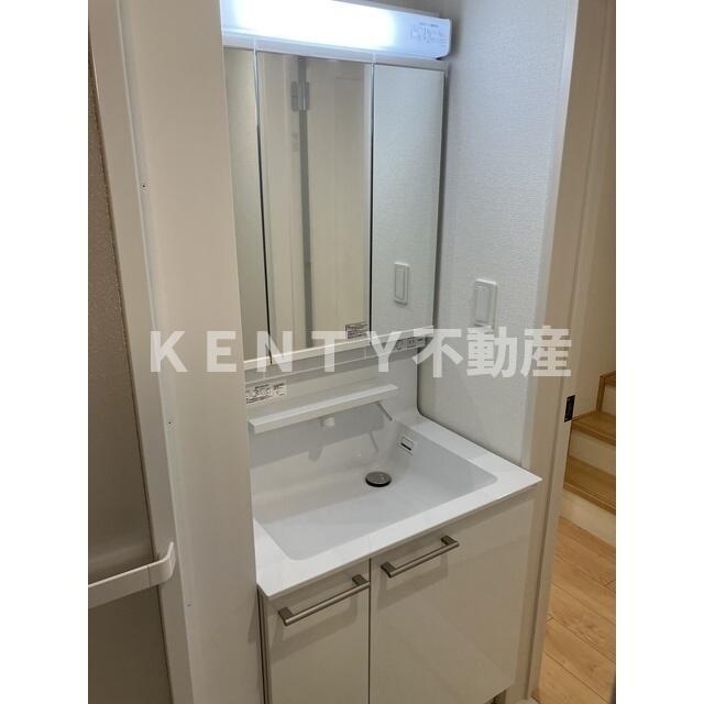 洗面設備　明るい洗面所です