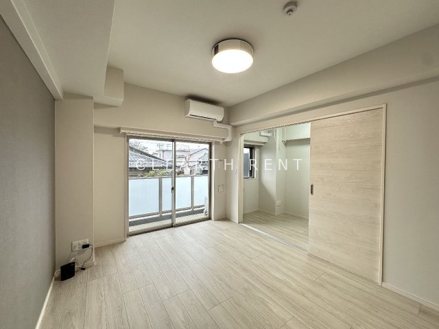 居室・リビング　同タイプ別住戸写真となります。現況と異なる場合がございます。