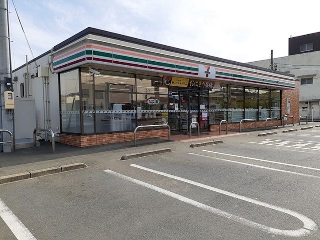 コンビニ　セブンイレブン（コンビニ）まで240m