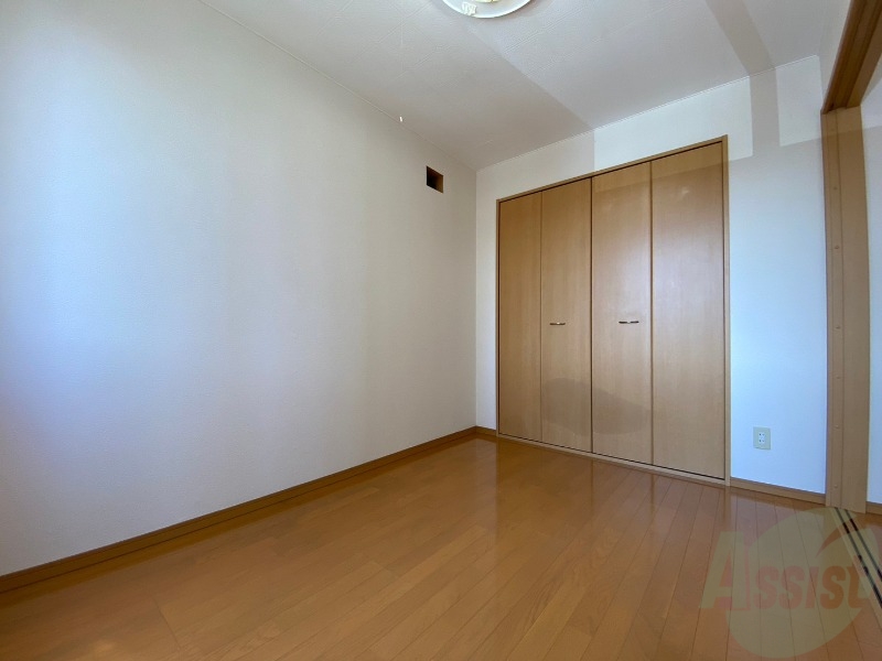 その他部屋・スペース　寝室はこちらです。光が差し込む、温かみのあるお部屋です。