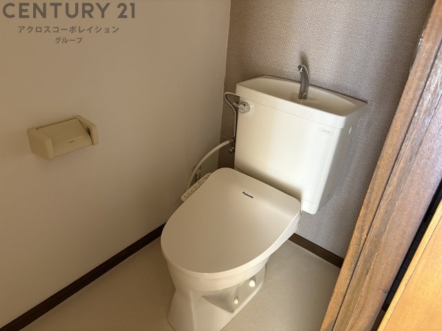 トイレ　収納スペースもある独立洗面化粧台付き☆