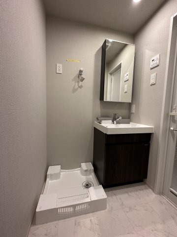 洗面設備　明るい洗面所です