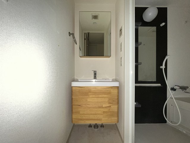 洗面設備　明るい洗面所です