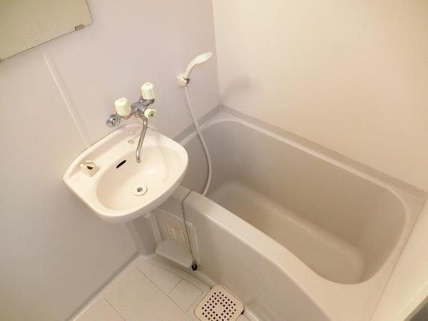 バス・シャワールーム　キレイにリフォームされています！