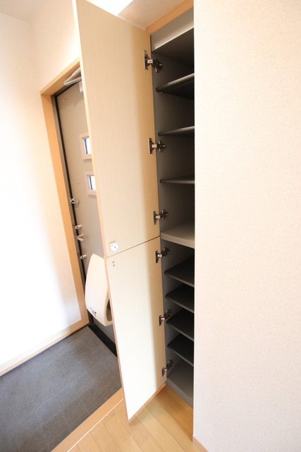 玄関　玄関横のシューズボックスです。