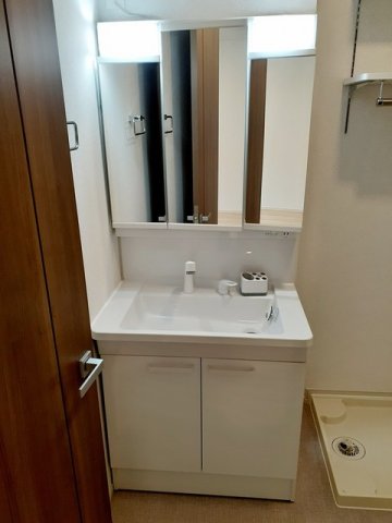 洗面設備　三面鏡の洗面台です☆