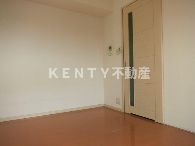 その他部屋・スペース　落ち着いた色調の寝室です