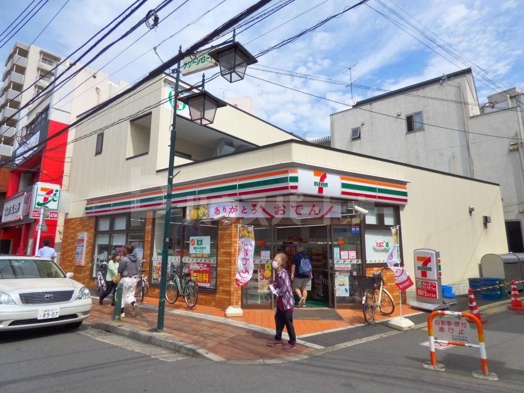 コンビニ　セブンイレブン西新井駅西口店（コンビニ）まで30m