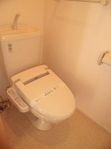 トイレ　落ち着いた色調のトイレです